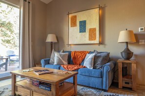 Een smart-tv, een open haard en boeken