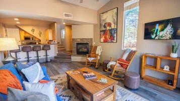 Een smart-tv, een open haard en boeken