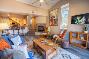 Een smart-tv, een open haard en boeken