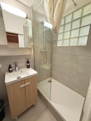 Douche, sèche-cheveux, serviettes fournies, savon