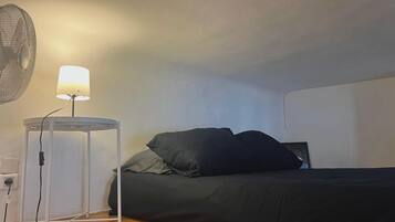 Tabla de planchar con plancha, wifi gratis y ropa de cama