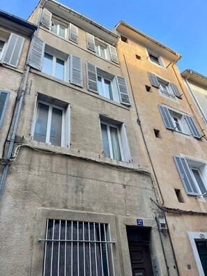 تفاصيل الفندق من الخارج