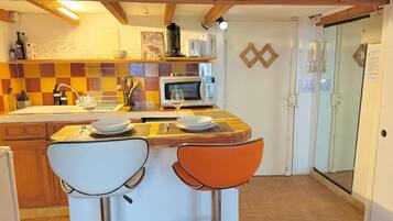 Réfrigérateur, micro-ondes, plaque de cuisson, cafetiÚre/bouilloire