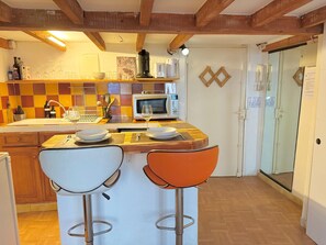 Fridge, microwave, stovetop, coffee/tea maker - L'essentiel - Cozy Studio in the Historic City Center (Aix-en-Provence)