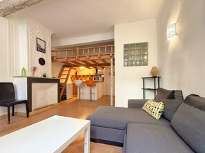 TV - L'essentiel - Cozy Studio in the Historic City Center (Aix-en-Provence)