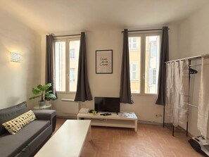 TV - L'essentiel - Cozy Studio in the Historic City Center (Aix-en-Provence)