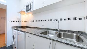 Frigorifero, microonde, macchina per tè/caffè, bollitore elettrico