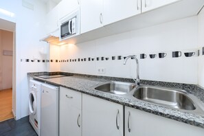 Fridge, microwave, coffee/tea maker, electric kettle - (ESA80E) Apartment in the center of Madrid - Malasaña (Madrid)