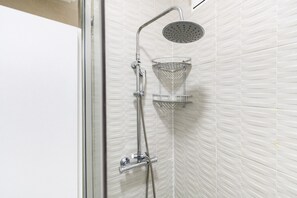 Shower, hair dryer - (ESA80E) Apartment in the center of Madrid - Malasaña (Madrid)