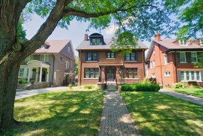 Unclassified image, 2 of 39, button