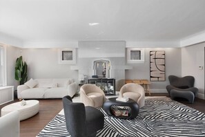 Unclassified image, 4 of 39, button