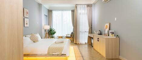 Estudio City, balcón, vistas a la ciudad | Espacio para trabajar con un portátil y sistema de insonorización