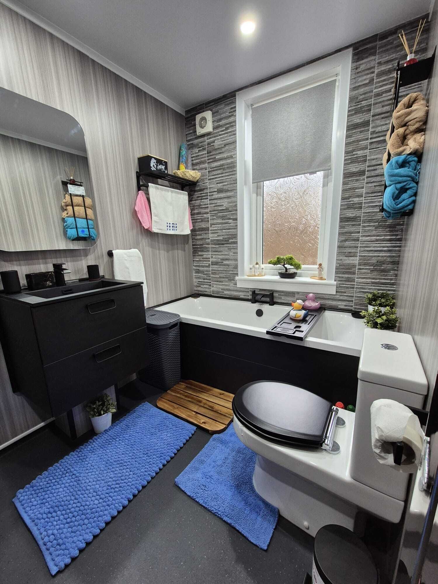 Full Size Bath, Bath Toys provided!