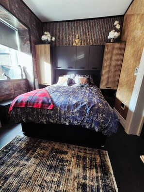 2 chambres, coffres-forts dans les chambres, bureau