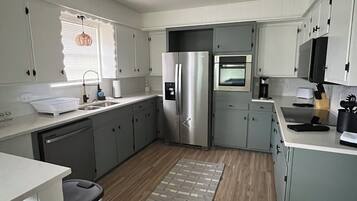 Kylskåp, mikrovågsugn, ugn och spishäll