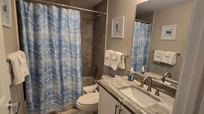 Douche, sèche-cheveux, serviettes fournies