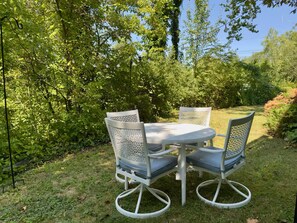 Outdoor dining - Avon Nature Retreat by Creek! (Avon)