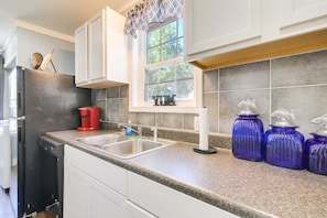 Fridge, microwave, oven, stovetop - Clarksdale Home: Close to Music Festivals! (Clarksdale)