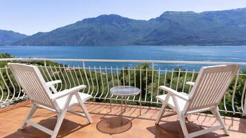 Dobbelt- eller tomannsrom – standard, balkong, utsikt mot innsjø | Overnattingsstedets uteområder