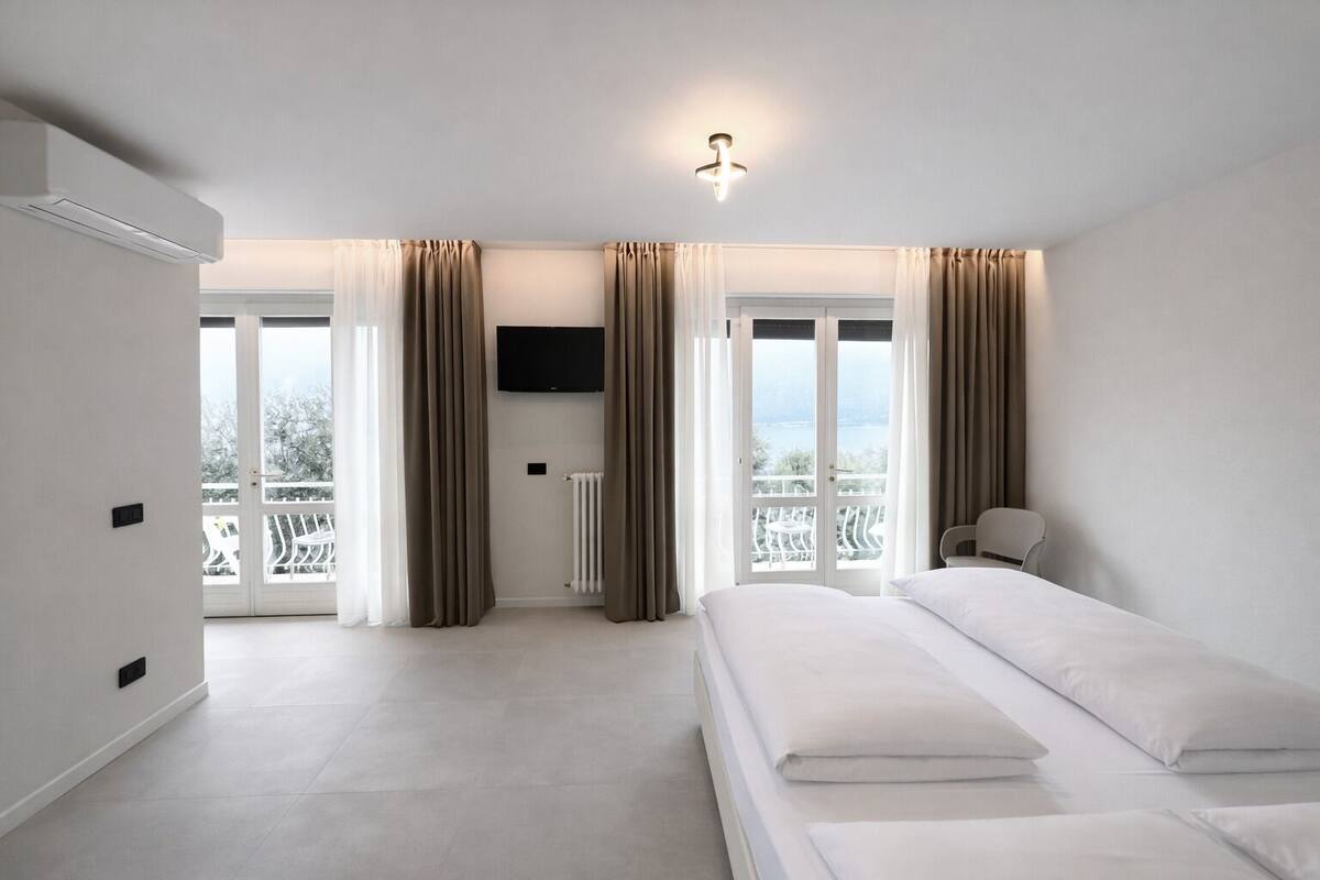 Superior Double or Twin Room, Balcony, Lake View | In-room safe, free WiFi