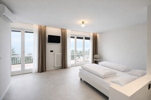 Quarto casal ou duplo superior, sacada, vista para o lago | Cofres nos quartos, Wi-Fi de cortesia