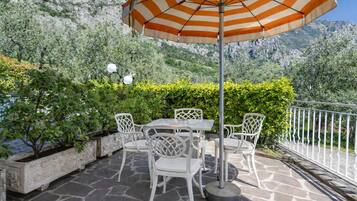 Superior-Zimmer, Terrasse, Gartenblick | Speisen im Freien