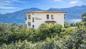 Une villa nommée « Villa Margherita », offrant une vue sur la mer et les montagnes.