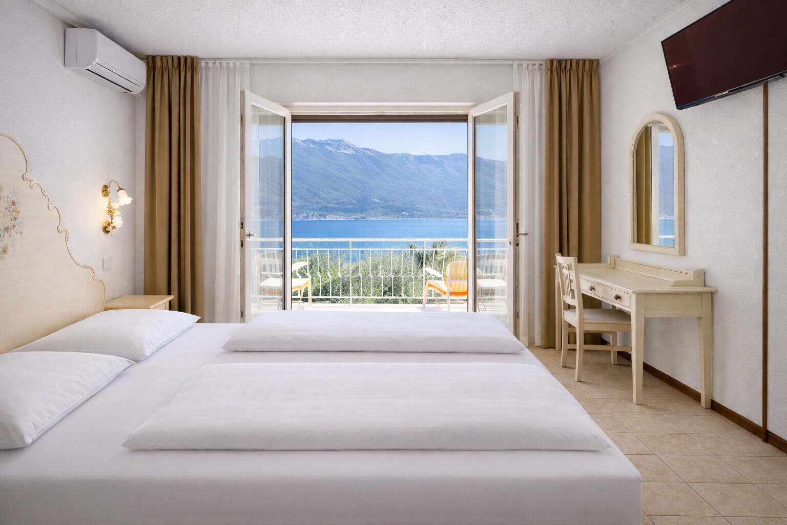 Standard Double or Twin Room, Balcony, Lake View | In-room safe, free WiFi