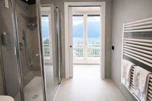 Kamar Double atau Twin Superior, balkon, pemandangan danau | Kamar mandi
