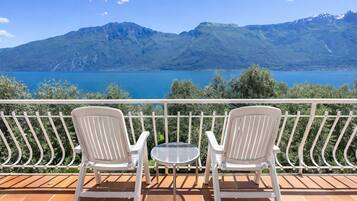 Superior-Doppel- oder -Zweibettzimmer, Balkon, Seeblick | Unterkunftsgelände