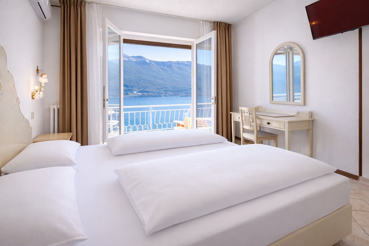 Standard-Doppel- oder -Zweibettzimmer, Balkon, Seeblick | Zimmersafe, kostenloses WLAN