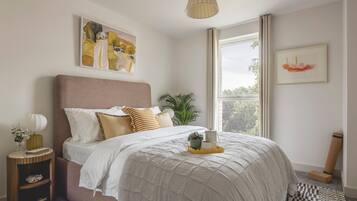 Superior-Apartment, Balkon | Schreibtisch, laptopgeeigneter Arbeitsplatz, Bügeleisen/Bügelbrett