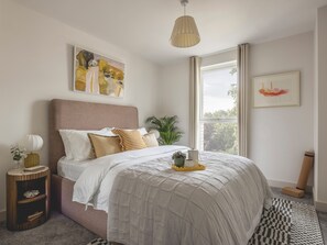 Apartamento superior, sacada | Escrivaninha, espaço de trabalho para notebook