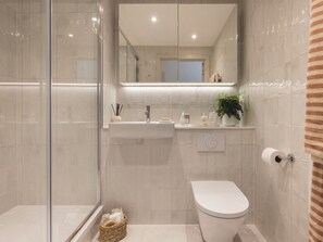 Apartamento superior, sacada | Banheiro | Secador de cabelo, toalhas de banho, sabonete, shampoo