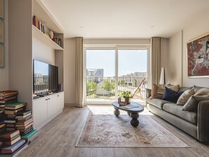 Apartment, Balcony | Living area | 50-inch Smart TV with digital channels - Charles Hope Cambridge (Girton)