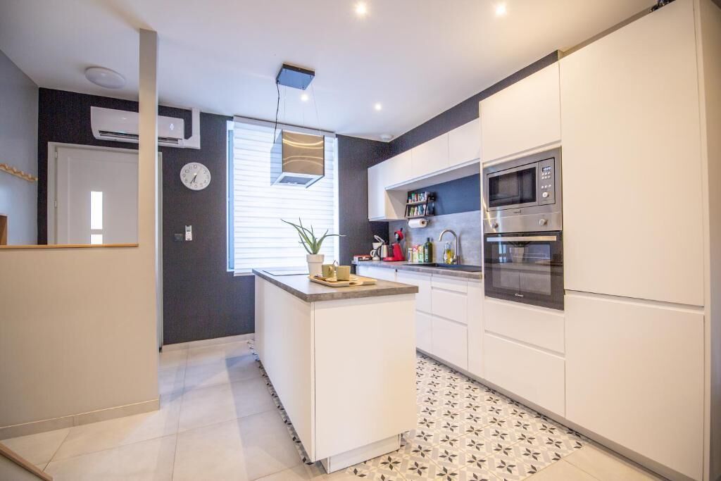 Full-sized fridge, microwave, oven, stovetop