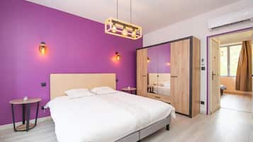 Casa familiar, balcón, vistas al patio | Escritorio y espacio para trabajar con un portátil