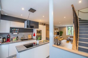 Grand réfrigérateur, micro-ondes, four, plaque de cuisson