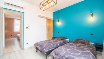 Een bureau, een laptopwerkplek, geluiddichte muren