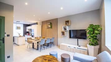 Casa familiar, balcón, vistas al patio | Zona de estar