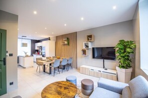 Maison Familiale, balcon, vue cour intérieure | Coin séjour