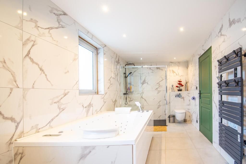 Maison Familiale, balcon, vue cour intérieure | Salle de bain | Baignoire et douche séparées, articles de toilette gratuits