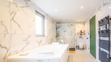 Casa familiar, balcón, vistas al patio | Baño | Bañera y ducha independientes y artículos de higiene personal gratuitos