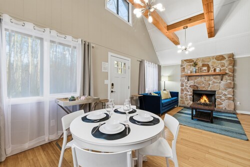 Hot Tub, Fireplace, Firepit, PS5, Game room, AC/Heat, Wi-Fi