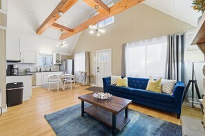 Smart TV, fireplace, video games, table football - Hot Tub, Fireplace, Firepit, PS5, Game room, AC/Heat, Wi-Fi (Pocono Lake)