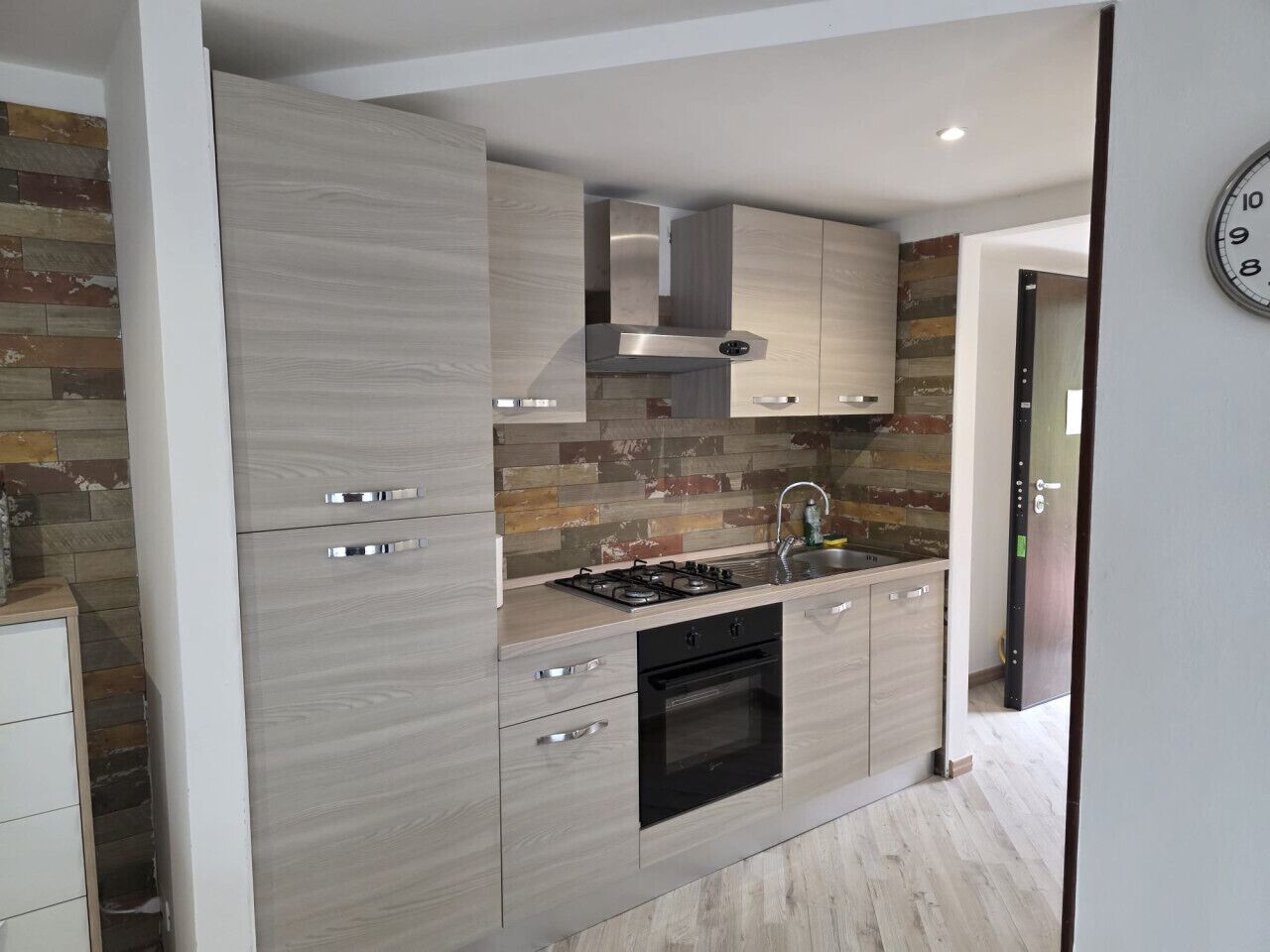 Een magnetron, een broodrooster