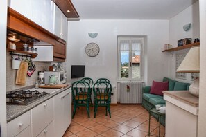 Mikrowelle, Kochgeschirr/Geschirr/Besteck, Esstisch
