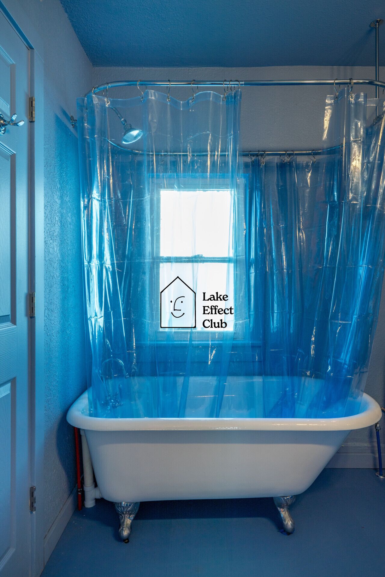 Un baño con bañera, cortina de ducha y ventana.
