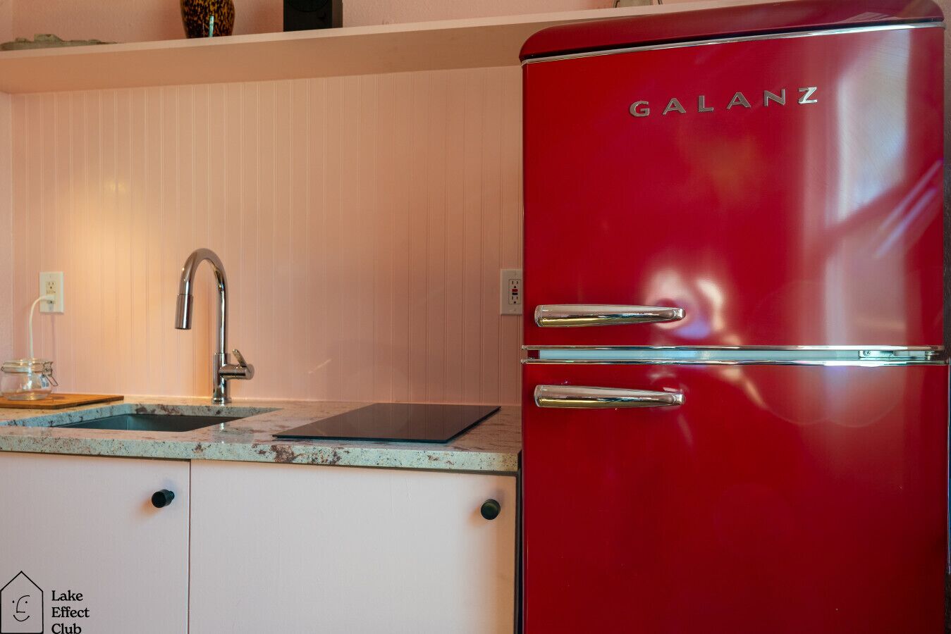 Réfrigérateur, micro-ondes, plaque de cuisson, cafetière/bouilloire