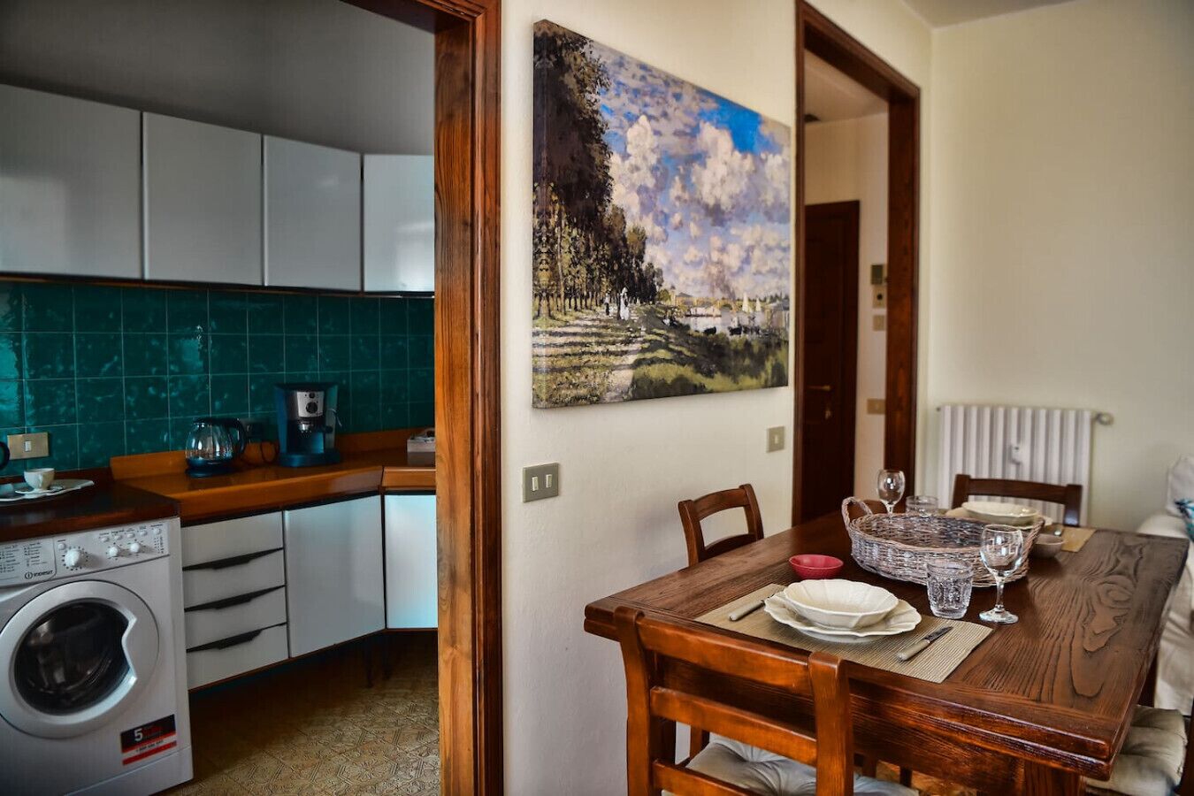 Kühlschrank, Mikrowelle, Wasserkocher mit Kaffee-/Teezubehör, Toaster